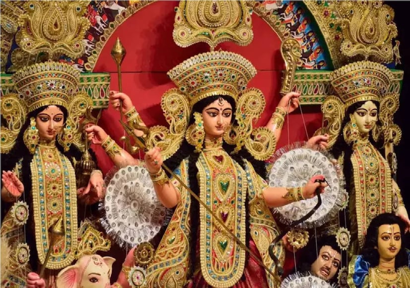 সেই হিসেবে পরের দিন অর্থাৎ ২৪ আশ্বিন বা ১১ অক্টোবর ধরা হচ্ছে অষ্টমী, সেদিন সকাল ৬ টার মধ্যেই অষ্টমী পুজো শেষ হচ্ছে। সকাল ৬:২৪ মিনিট থেকে শুরু হচ্ছে সন্ধি পুজোর ক্ষণ।সেটি শেষ হচ্ছে সকাল ৭:১২ মিনিটে। আবার পরদিন পঁচিশে আশ্বিন বা ১২ অক্টোবর নবমী ও দশমী তিথি পড়েছে একই সঙ্গে।দুই পুজো সম্পন্ন হবে একদিনেই। তবে বিশুদ্ধ সিদ্ধান্ত মতে শারদীয়া চার দিনের পুজো,তাই সেটি চার দিনেই হবে।