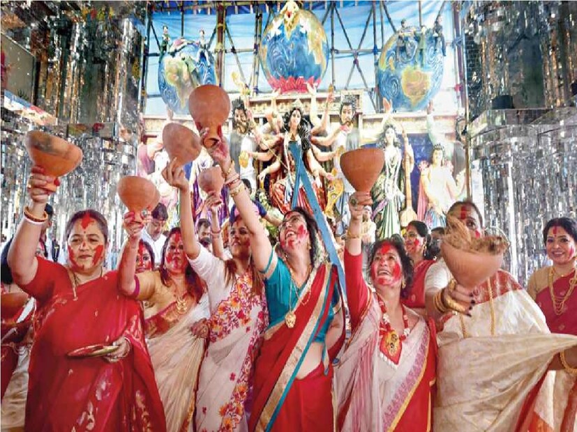বছরে তিনবার দুর্গাপূজো হলেও বাঙালিরা মেতে ওঠেন শরৎকালীন দুর্গাপুজোতে।এবার সেই দুর্গাপুজোর তিথি পড়েছে চার দিনের জায়গায় তিন দিন।এই নিয়ে বাঙালির মনে একটু অসন্তোষ রয়ে গিয়েছে। পঞ্জিকা বলছে, ১৪৩১ বঙ্গাব্দে শারদীয়া দুর্গোৎসব শুরু হচ্ছে ২৩শআশ্বিন অর্থাৎ ইংরেজি ১০অক্টোবর। ২৩ আশ্বিন পড়েছে সপ্তমী,এদিন খুব সকালেই সপ্তমী তিথি শেষ হয়ে অষ্টমী পড়ে যাচ্ছে। হিন্দু ধর্ম মত অনুযায়ী তিথি শেষ ধরে পুজো করার রীতি রয়েছে।
