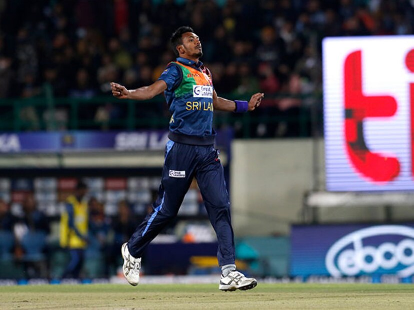 উল্টে বুধবার ইডেনে কেকেআরের অনুশীলনে বাড়তি ঘাম ঝরাতে দেখে গেল শ্রীলঙ্কার পেসার দুষ্মান্তা চামিরাকে। দীর্ঘ সময়  বোলিং করে গেলেন দুষ্মান্তা চামিরা। স্টার্ক একান্তই যদি না খেলতে পারেন, সেক্ষেত্রে হয়তো চামিরাকে প্রথম একাদশে দেখতে পাওয়া যেতে পারে।