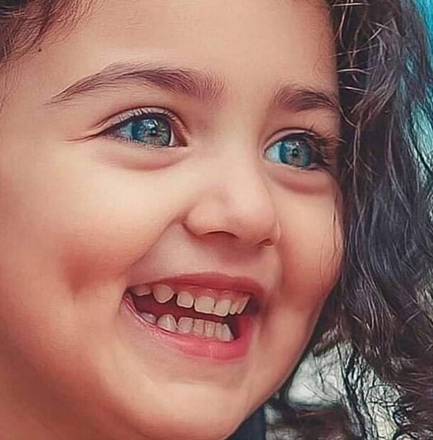 খিলখিল হাসিতেই যেন নেটিজেনদের হৃদয় চুরি করেছে এই মেয়ে। অনাহিতার টোল পড়া হাসি দেখে নেটিজেনদের অনেকেরই অভিনেত্রী প্রীতি জিন্টার কথা মনে পড়ে। কেউ কেউ অনাহিতাকে বাচ্চা প্রীতি জিন্টা বলেও ডাকেন।