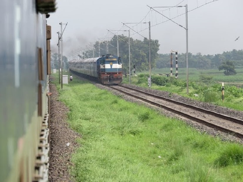 প্রতি বৃহস্পতিবার। ১৮ এপ্রিল থেকে ২৭ জুন পর্যন্ত চলবে। হাওড়া পৌঁছাবে পরের দিন ০০.১০ টায়। সামার স্পেশাল ট্রেনটি পূর্ব রেলের ব্যান্ডেল, নবদ্বীপ ধাম, কাটোয়া, আজিমগঞ্জ জংশন, জঙ্গিপুর রোড এবং মালদহ টাউন স্টেশনে উভয় দিকেই থামবে।photo source collected 