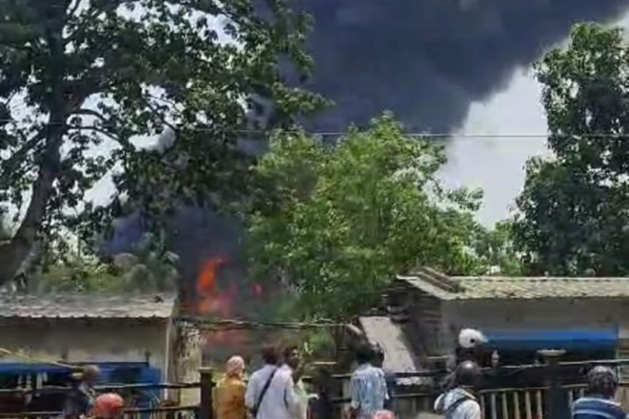 আগুনে পুড়ে ছাই দমদমের ঝুপড়ির ৫০টি বাড়ি, নেই হতাহতের খবর
