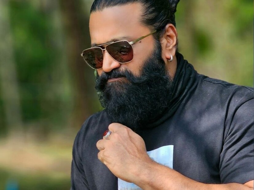 তারকাদের ব্যক্তিগত জীবন নিয়ে সকলেরই আগ্রহ তুঙ্গে থাকে৷ এমন অনেক তারকারা রয়েছেন যারা অল্প সময়ের মধ্যে ইন্ডাস্ট্রিতে নিজের জায়গা করে নিয়েছেন৷ আজ এমন একজন তারকার কথা জানবেন তিনি শুধু একজন অভিনেতা নন, তিনি একজন লেখক ও পরিচালক বটে৷ 