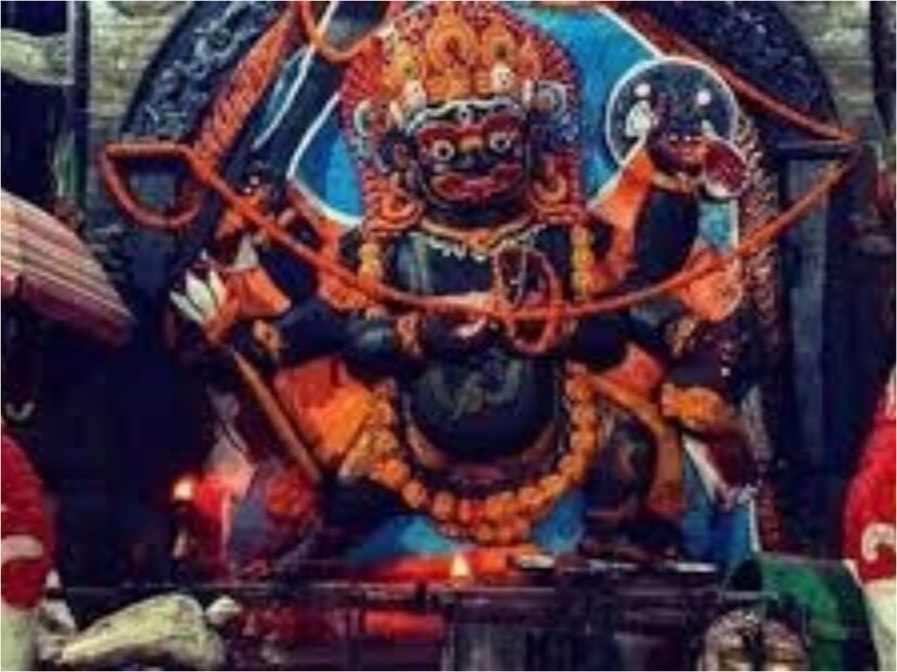 পারিবারিক জীবনে কোনও সমস্যা থাকলে কালাষ্টমীতে স্নান করার পর শিবের মূর্তির সামনে মাদুরে বসে শিব চালিসা পাঠ করা উচিত।