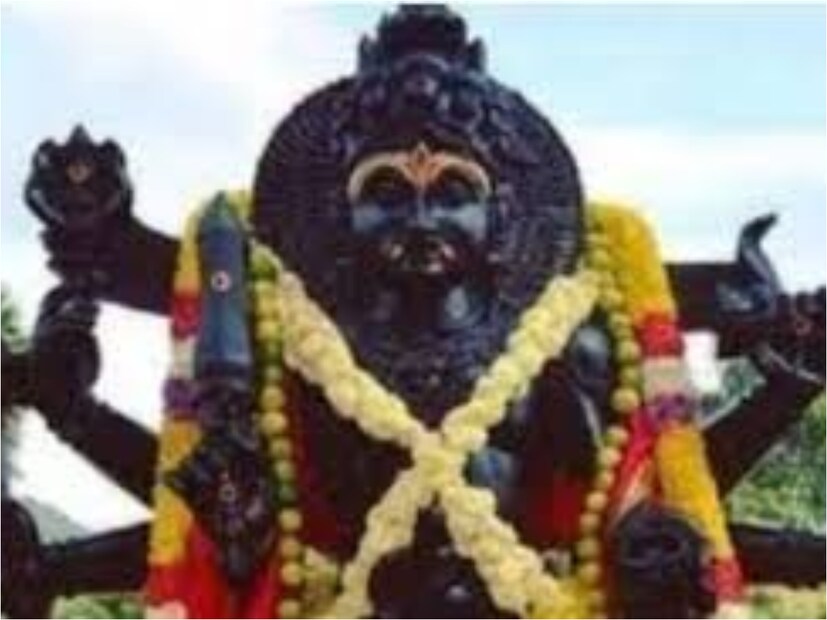 জীবনে কোনও কিছুর অভাব হলে কালষ্টমীতে ভগবান ভৈরবের পায়ে কালো সুতো দিতে হবে। সেই থ্রেডটি সেখানে ৫ মিনিটের জন্য রেখে দিন। এই সময় কাল ভৈরবের ধ্যান করুন। তারপর সেই সুতোটি আপনার ডান পায়ে বেঁধে দিন।