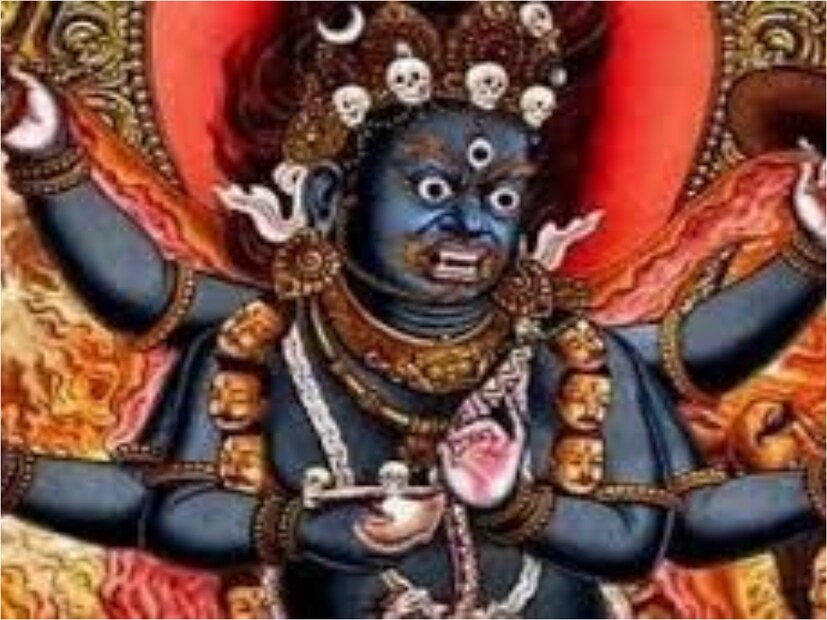 আপনি যদি দীর্ঘদিন ধরে সমস্যায় থাকেন তবে কালাষ্টমীর দিন আপনি সর্ষের তেলে মাখানো একটি রুটি নিয়ে একটি কালো কুকুরকে নিবেদন করুন। রুটিতে তেল দেওয়ার সময় কাল ভৈরবের ধ্যান করা উচিত।
