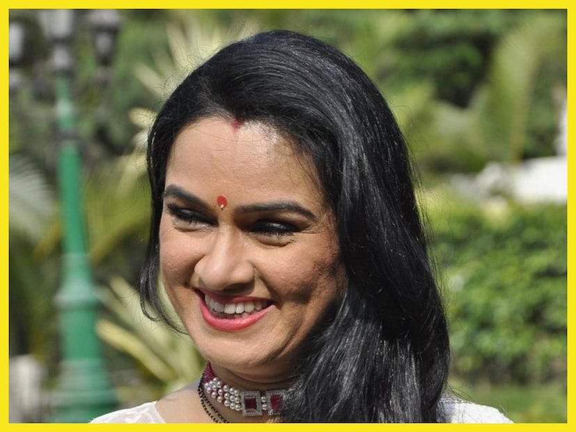 জন্ম মহারাষ্ট্রের এক কট্টর পরিবারে হয় ৷ এরপরে ফিল্ম আসেন এবং একের পর এক সুপারহিট ছবিতে অভিনয় করেন ৷ দারুণ অভিনয় দিয়ে মন জয় করেন ৷ ফাইল ছবি ৷