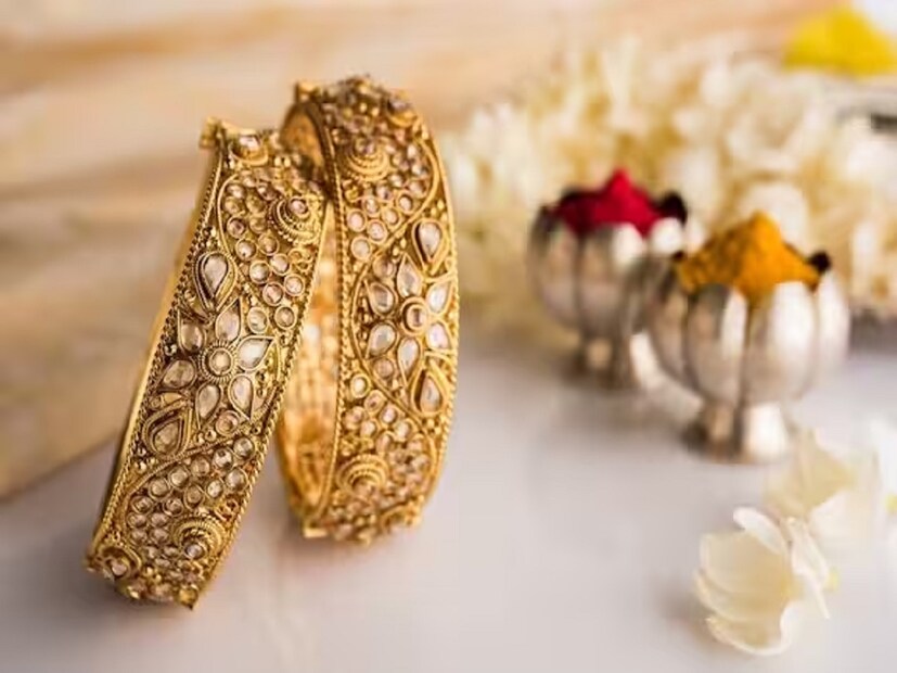 ২২ ক্যারাট সোনার দাম গ্রামের নিরিখে-গতকাল, বুধবার, ১৭ এপ্রিল, ২০২৪ তারিখে ১০ গ্রাম ২২ ক্যারাট সোনার দাম ছিল ৬৭৯৫০ টাকা, আজ, বৃহস্পতিবার, ১৮ এপ্রিল, ২০২৪ তারিখে সমপরিমাণের সমমানের সোনার দাম যাচ্ছে ৬৭৬৫০ টাকা।