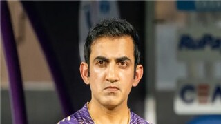 মাঠের বাইরে বাউন্ডারি রোপের বাইরে বসে থাকলেও তিনিই দলের ব্যান্ডমাস্টার৷ এর আগে ফুটবল মাঠের ম্যানেজার বা কোচরাই ম্যাচ পরিচালনা করেন সকলেই তা জানেন৷ কিন্তু ক্রিকেটেও তাই৷ চেনা প্রবাদ ‘ফুটবল কোচেস গেম’ আর ‘ক্রিকেট ক্যাপ্টেনস গেম’- কিন্তু এই তথ্যকেও ভুল প্রমাণ করে দিচ্ছেন তিনি৷ Photo- File 