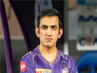 মাঠের বাইরে বাউন্ডারি রোপের বাইরে বসে থাকলেও তিনিই দলের ব্যান্ডমাস্টার৷ এর আগে ফুটবল মাঠের ম্যানেজার বা কোচরাই ম্যাচ পরিচালনা করেন সকলেই তা জানেন৷ কিন্তু ক্রিকেটেও তাই৷ চেনা প্রবাদ ‘ফুটবল কোচেস গেম’ আর ‘ক্রিকেট ক্যাপ্টেনস গেম’- কিন্তু এই তথ্যকেও ভুল প্রমাণ করে দিচ্ছেন তিনি৷ Photo- File 
