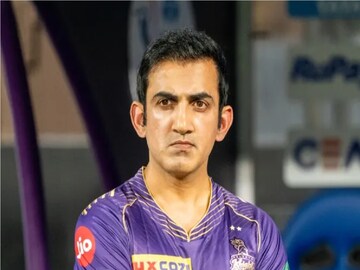 মাঠের বাইরে বাউন্ডারি রোপের বাইরে বসে থাকলেও তিনিই দলের ব্যান্ডমাস্টার৷ এর আগে ফুটবল মাঠের ম্যানেজার বা কোচরাই ম্যাচ পরিচালনা করেন সকলেই তা জানেন৷ কিন্তু ক্রিকেটেও তাই৷ চেনা প্রবাদ ‘ফুটবল কোচেস গেম’ আর ‘ক্রিকেট ক্যাপ্টেনস গেম’- কিন্তু এই তথ্যকেও ভুল প্রমাণ করে দিচ্ছেন তিনি৷ Photo- File 