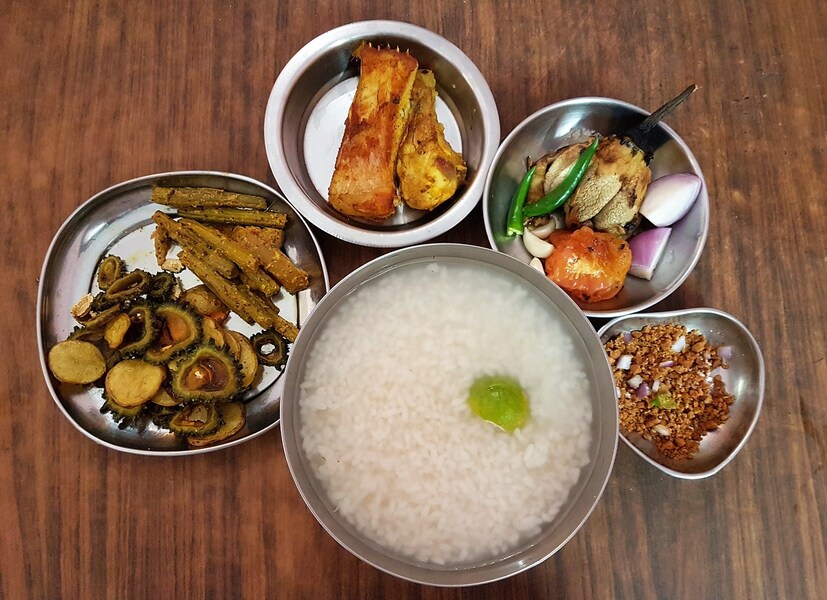 পান্তা ভাতকে বলা হয় ন্যাচারাল কুলার। শরীরের তাপমাত্রা নিয়ন্ত্রণে রাখতে সাহায্য করে। গরমে শরীর ঠান্ডা রাখতে দারুণ কাজের! নিয়মিত পান্তা খেলে আলসারের সমস্যা থেকেও মুক্তি পাবেন! photo source collected
