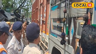 গাড়িচালকদের সঙ্গে কথা বলছেন পুলিশ আধিকারিকগণ