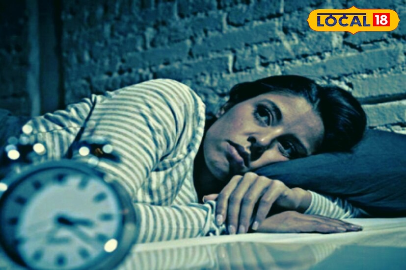 *মধ্যরাতে ঘুমনোর অভ্যাসের কারণে মানসিক চাপ বৃদ্ধি পায়। তার মূল কারণ হল স্ট্রেস হরমোন বেশি পরিমাণ নিঃসরণ হওয়া। ফলে মানসিক অবসাদ বাড়ে অনেকটাই এবং ওজন অনিয়ন্ত্রিত হয়।