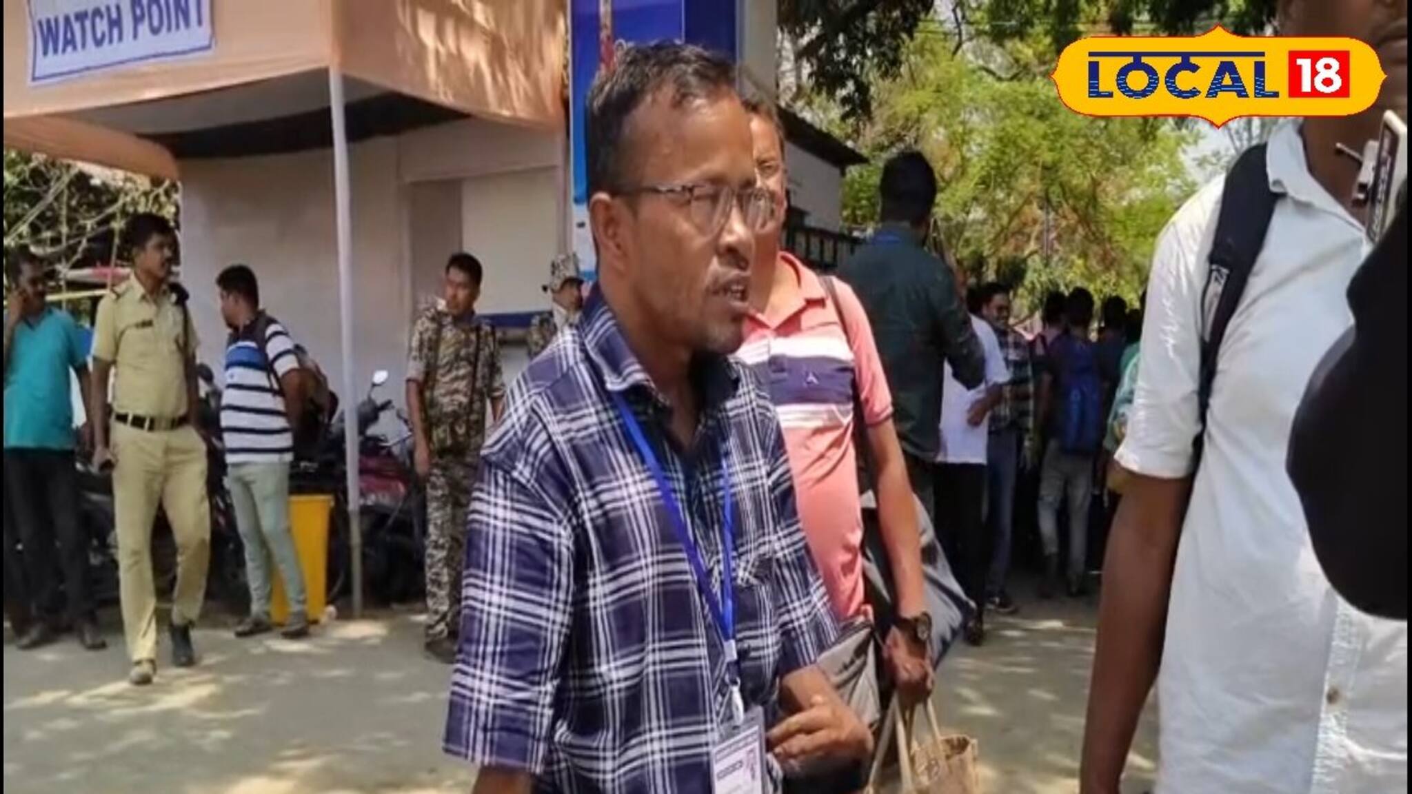 'অজুহাত ছাড়ুন! ভোটের ডিউটি করুন!' ইভিএম হাতে বললেন বিশেষভাবে সক্ষম ব্যক্তি!