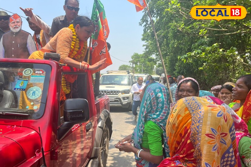 ভোট বড় বালাই। তাপমাত্রা যেন ব্যাপার না। দুপুরেও জনসংযোগ চালালেন বিজেপি প্রার্থী। লু উপেক্ষা করেও গ্রামীণ এলাকায় গিয়ে প্রচারে তিনি। 