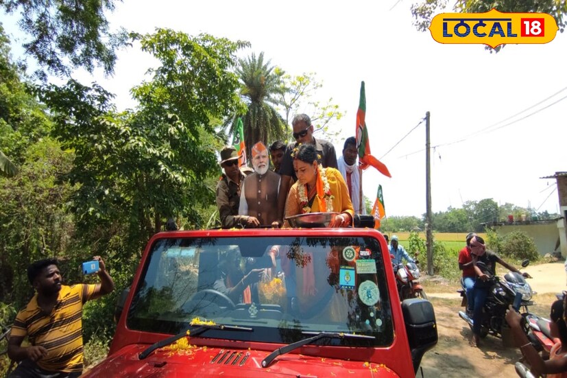 গ্রামীণ এলাকায় প্রচার চালাতে শনিবার দুপুরে হুড খোলা গাড়িতে চেপে প্রচার চালালেন মেদিনীপুর লোকসভার বিজেপি প্রার্থী অগ্নিমিত্রা পাল।