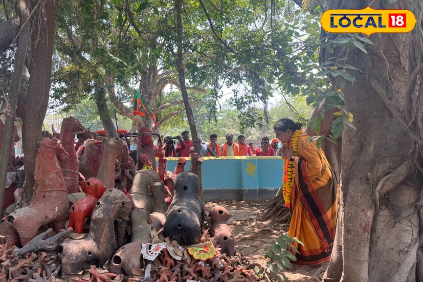 প্রচারে গিয়ে স্থানীয় একটি লৌকিক দেবতার মন্দিরে পুজো দেন অগ্নিমিত্রা। এছাড়াও মানুষের সঙ্গে কথা বলেন, শোনেন তাদের অভাব অভিযোগ।