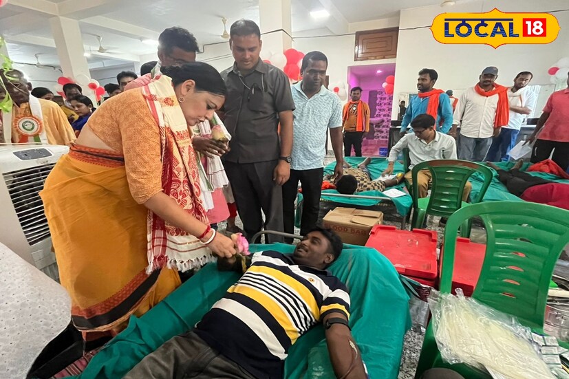 শুধু প্রচার নয়, রক্তদানে উৎসাহ বাড়াতে রক্তদাতাদের হাতে তুলে দেন ভারতের জাতীয় ফুল।
