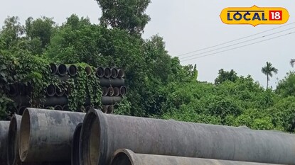 জড়ো করে রাখা পাইপ