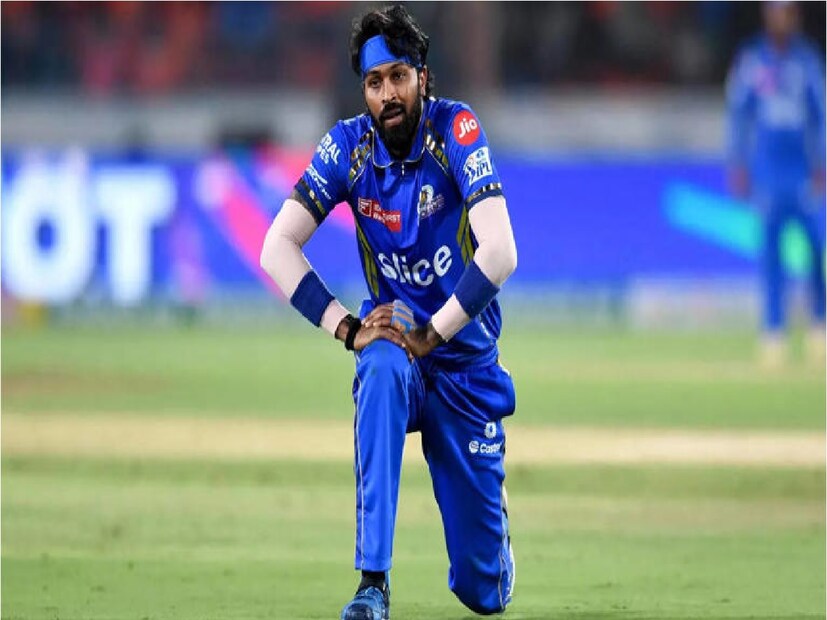 সময়টা ভাল যাচ্ছে না হার্দিক পান্ডিয়ার। অধনায়ক হিসেবে আইপিএলে মুম্বই ইন্ডিয়ান্সে ফিরলেও তাঁর দল গ্রুপ পর্ব থেকেই বিদায় নিয়েছে। লিগ টেবিলে 'লাস্ট বয়' হয়েছে মুম্বই। নিজেও চেনা ছন্দে নেই তারকা অলরাউন্ডার। টি-২০ বিশ্বকাপের ভারতীয় দলে হার্দিকের সুযোগ পাওয়া নিয়েও উঠেছে প্রশ্ন।