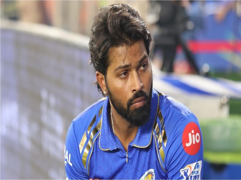 গুজরাত থেকে অনেক আশা করে রোহিত শর্মার মত সফল অধিনায়ককে সরিয়ে হার্দিককে নিয়ে এসেছিল মুম্বই। কিন্তু এখনও দলকে সাফল্য এনে দিতে পারেননি হার্দিক।