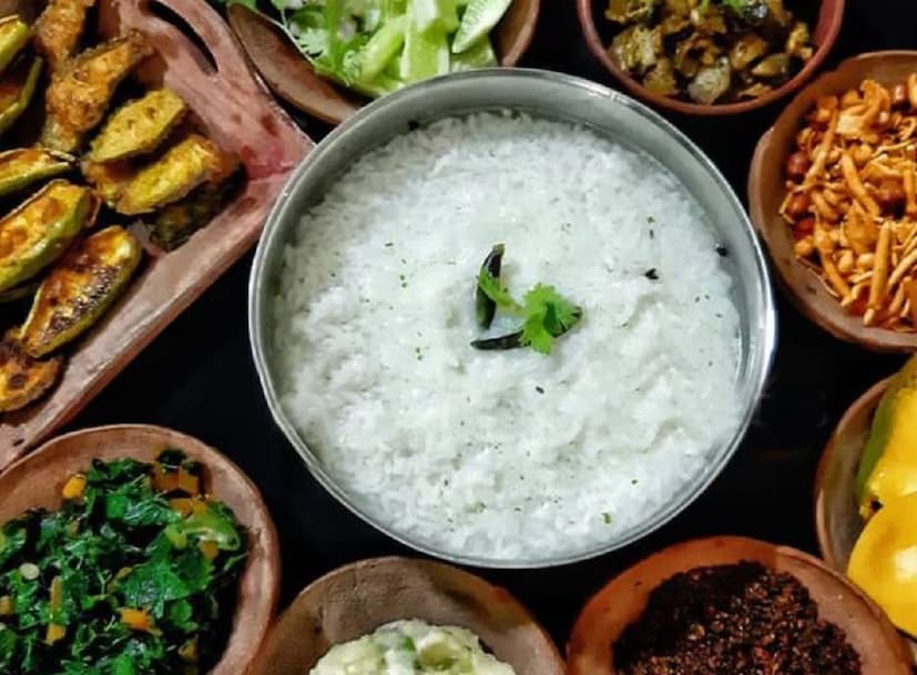 গরম ভাতে যে পরিমাণ ফ্যাট থাকে পান্তাভাতে তা প্রায় ৬ গুণ কমে যায়। ওজন কমাতে চাইলে নিয়মিত খেতে পারেন এই ভাত! photo source collected
