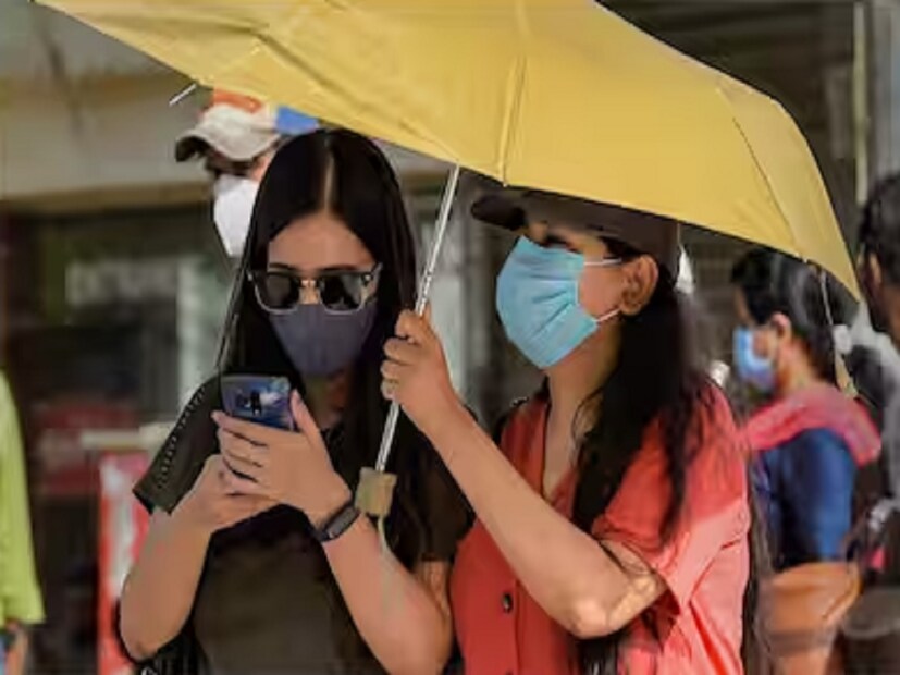 আগামী তিন দিনে চার ডিগ্রি সেলসিয়াস পর্যন্ত তাপমাত্রা বাড়তে পারে। উত্তরবঙ্গের নীচের তিন জেলাতেও তাপপ্রবাহ চলবে। মালদহ ও উত্তর দিনাজপুরে তাপপ্রবাহের তীব্রতা বেশি থাকবে। দক্ষিণ দিনাজপুরেও তাপপ্রবাহের পরিস্থিতি। চরম গরম ও অস্বস্তিকর আবহাওয়া কোচবিহার, জলপাইগুড়ি এবং আলিপুরদুয়ারে। 