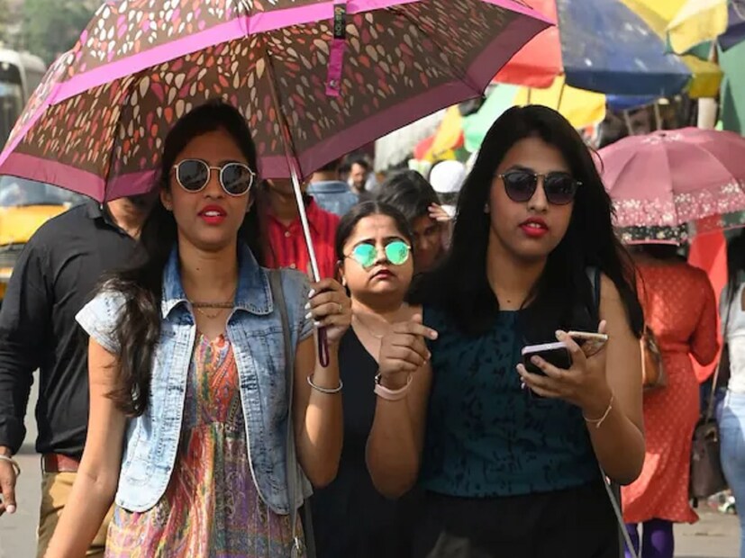 আবহাওয়া দফতরের সতর্কবার্তা, প্রয়োজন ছাড়া সকাল ১১টা থেকে বিকেল ৪টে পর্যন্ত রোদে না যেতে। কলকাতায় দিনভর রোদ ঝলমলে পরিষ্কার আকাশ। তাপপ্রবাহের পরিস্থিতি চলবে। শুকনো গরম ও অস্বস্তি চরমে পৌঁছবে। আরও বাড়বে তাপমাত্রা। চলবে তাপপ্রবাহ; বেলা বাড়লে গরম হাওয়ার দাপট বাড়বে। উইকেন্ডে চরমে উঠবে আবহাওয়া ! আশঙ্কা আবহাওয়া বিজ্ঞানীদের। 