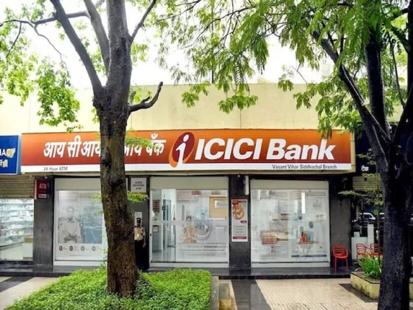 ICICI ব্যাঙ্কের ডেবিট কার্ডের বার্ষিক ফি ২০০ টাকা (গ্রামীণ এলাকায় ৯৯ টাকা ) । এক বছরে বিনামূল্যে ২৫টি চেক পাওয়া যায় ৷ ২৫ এর বেশি চেকের জন্য প্রত্যেক চেকে ৪ টাকা লাগবে ৷ 