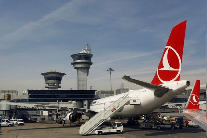 ৭। ইস্তানবুল এয়ারপোর্ট, তুরস্ক (Istanbul Airport, Turkey): যাত্রী সংখ্যা: ৭৬ মিলিয়ন ২০২২ র‍্যাঙ্কিং: সপ্তম, তুরস্কের ইস্তানবুল বিমানবন্দরে যাত্রী সংখ্যা ১৮.৩ শতাংশ বৃদ্ধি পেয়েছে। এটাই একমাত্র বিমানবন্দর যা শীর্ষ ১০ র‍্যাঙ্কিংয়ে আগের স্থান ধরে রেখেছে। ২০১৯ সাল থেকে এই বিমানবন্দরে ট্রাফিক ৪৫.৭ শতাংশ বেড়েছে।