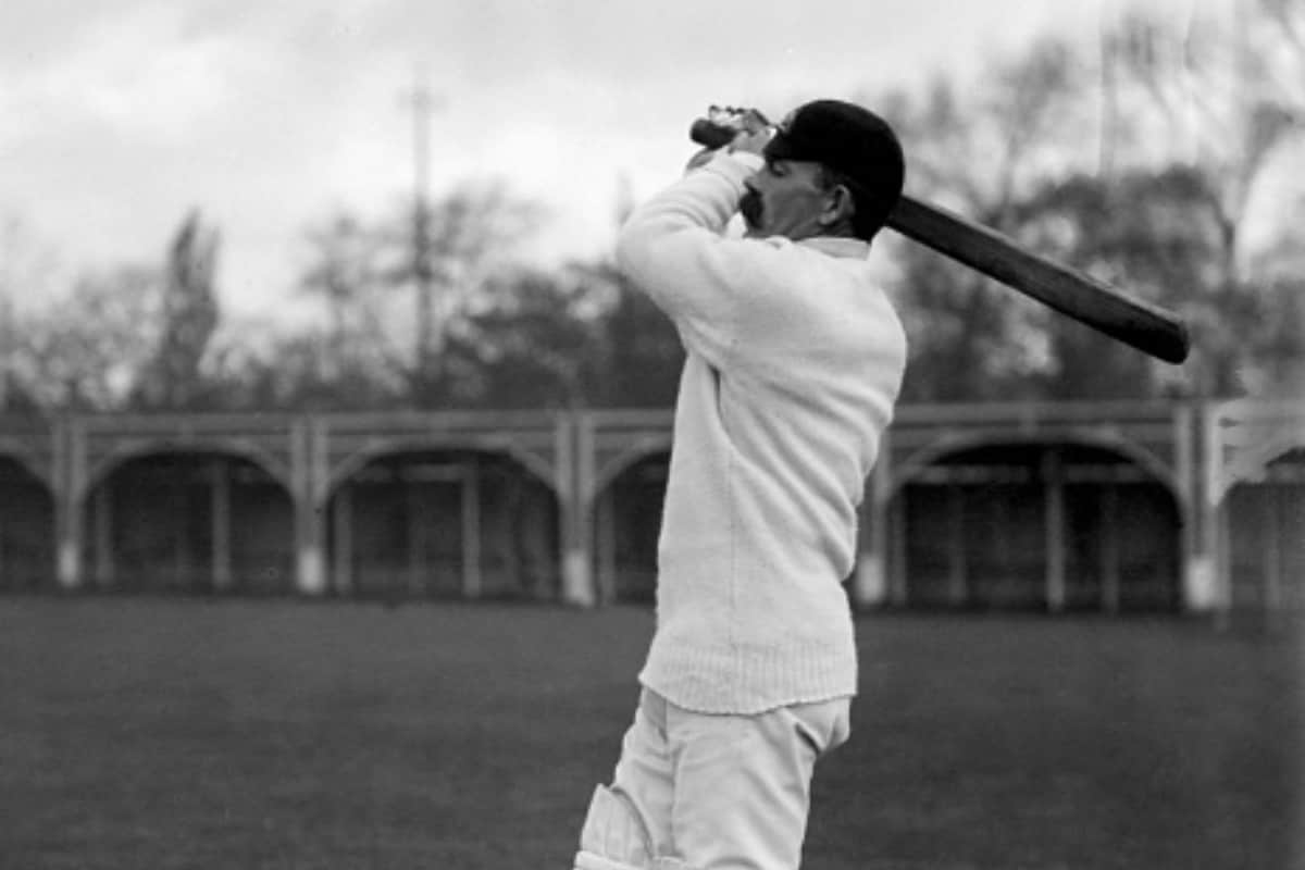 টেস্ট ক্রিকেটে প্রথম ছক্কা মারার কারণেই শুধু নয়, অন্য কারণেও ক্রিকেট ইতিহাসে স্মরণীয় হয়ে আছেন জো ডার্লিং। টেস্টে সেঞ্চুরি করা প্রথম বাঁহাতি ব্যাটসম্যান তিনি।
