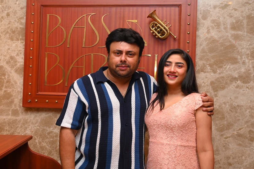 আসলে সম্পর্ক শুধু দু’টি মানুষের মধ্যে গড়ে ওঠে না, বরং তা গড়ে ওঠে দু’টি পরিবারের মধ্যে। কারণ পরিবার আপন করে নিতে না পারলে হাজার যোজন ভালবাসা কি সেটা করতে পারে? আর এই কাহিনির প্রেক্ষাপটে এহেন প্রশ্নের মুখোমুখি হয়েছেন শ্রীতমা দেবী এবং মিস্টার শর্মা।