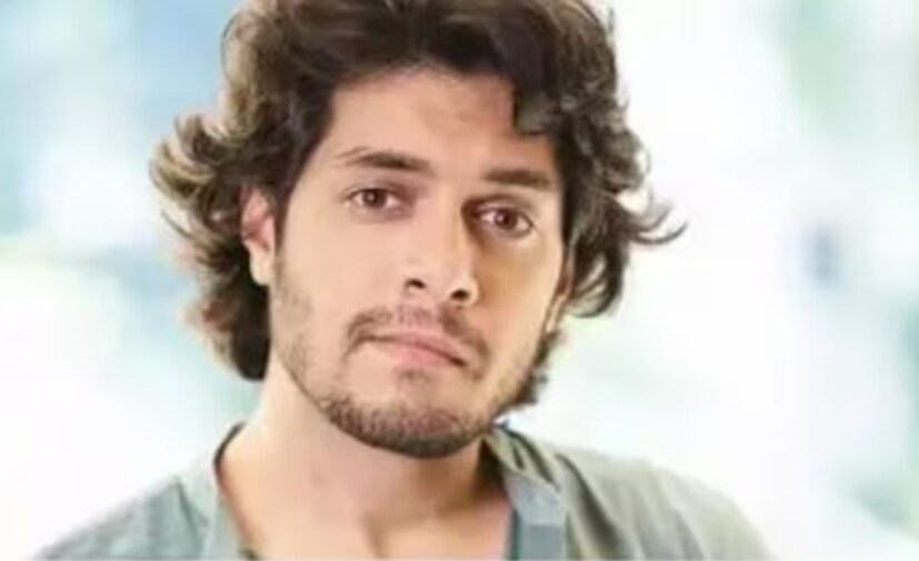 পর্দায় আসার আগেই সিনেমা জগতে রাজত্ব করতে শুরু করেন অনেক স্টার কিডই। এমনকী তাঁদের সুপারস্টার বাবা-মায়ের থেকেও বেশি স্টারডম থাকে তাঁদের। সেখানে আমির খানের ছেলেরা লাইমলাইট থেকে শত হস্ত দূরে থাকতেই পছন্দ করেন।