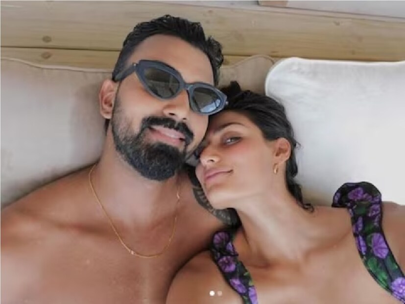 আথিয়া তার স্বামীর সঙ্গে বিছানার উপরে তোলা একটি রোমান্টিক মুহূর্তের ছবি পোস্ট করেছেন৷  একটি সুন্দর ক্যাপশনও লিখেছেন আথিয়া। Photo- Collected