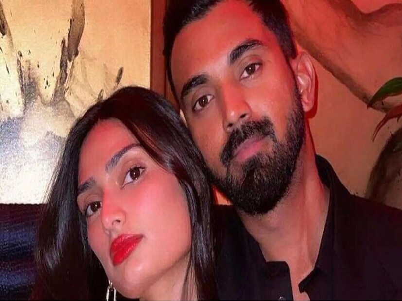 তবে এই জুটির প্রেম পর্ব বেশ লম্বা সময় ধরে লুকিয়ে চলেছিল৷ বলিউড অভিনেতা সুনীল শেট্টির মেয়ে আথিয়া নিজেও অভিনেত্রী৷ তাঁদের খান্ডালাতে বিশাল বাংলো রয়েছে৷ Photo- Collected
