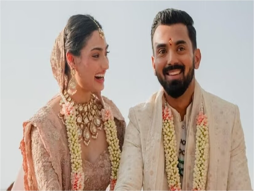 এই প্রেম যুগলের প্রেমও ছিল জবরদস্ত৷ বিয়ের পর তাঁদের দাম্পত্য প্রেমও মাখোমাখো৷ জন্মদিনের ছবিতে বেডরুমে দুজনের একান্ত মুহূর্তের ছবি পোস্ট করেছেন তিনি৷ Photo- Collected