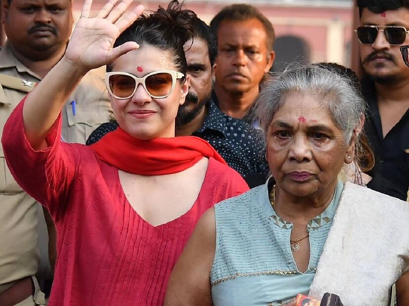 Kajol in Kolkata: দক্ষিণেশ্বর মন্দিরে অভিনেত্রীকে ঘিরে নিরাপত্তা ব্যবস্থাও জোরদার করা হয়েছিল। দক্ষিণেশ্বর মন্দিরে আসা সাধারণ মানুষ ও কাজলের ভক্ত অনুরাগীদের উদ্দেশ্যে হাত নেড়ে শুভেচ্ছা জানান কাজল।