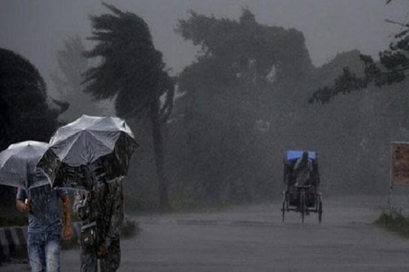  বজ্রবিদ্যুৎ-সহ হালকা থেকে মাঝারি বৃষ্টির সতর্কতা। বৃষ্টির সঙ্গে ৫০/৬০ কিলোমিটার দমকা ঝোড়ো হাওয়া বইবে। সতর্কতা আলিপুর আবহাওয়া দফতরের।