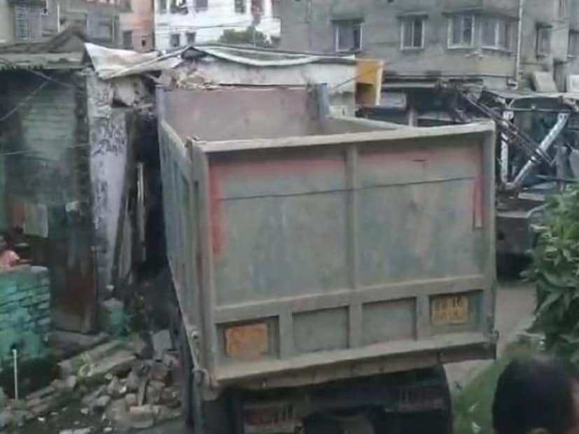 আবর্জনা: তুলসীর আশেপাশে আবর্জনা রাখা সবচেয়ে অশুভ বলে মনে করা হয়। তুলসীকে পরিষ্কার এবং পরিচ্ছন্ন পরিবেশ পছন্দ হয় এবং আবর্জনা রাখলে নেতিবাচক শক্তির সঞ্চার হয়। এতে বাড়িতে দারিদ্রতা আসে এবং জলের মতো খসে টাকা।