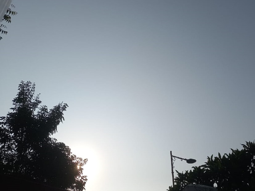 কলকাতায় আজ, বুধবার সকালে সর্বনিম্ন তাপমাত্রা ২৯.৫ ডিগ্রি সেলসিয়াস। স্বাভাবিক তাপমাত্রার থেকে ৩ ডিগ্রি সেলসিয়াস বেশি। গতকাল, মঙ্গলবার বিকেলে সর্বোচ্চ তাপমাত্রা ছিল ৩৯.৪ ডিগ্রি সেলসিয়াস। যা স্বাভাবিক তাপমাত্রার থেকে ৪ ডিগ্রি সেলসিয়াস বেশি। বাতাসে আপেক্ষিক আর্দ্রতার পরিমাণ ৩৪ থেকে ৮৯ শতাংশ। আগামী ২৪ ঘণ্টায় কলকাতা শহরে তাপমাত্রা থাকবে ২৯ থেকে ৩৯ ডিগ্রি সেলসিয়াসের মধ্যে।