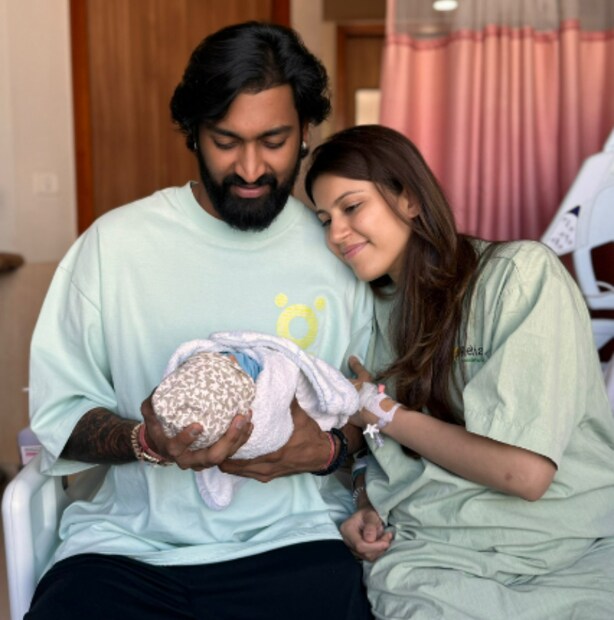 ২ বছর পর দ্বিতীয়বারের জন্য বাবা-মা হলেন ক্রুণাল ও পাঙ্খুরী পান্ডিয়া। ফের পুত্র সন্তান হয়েছে ক্রুণাল পান্ডিয়া। সদ্যজাতের নামও জানিয়েছেন তারকা ক্রিকেটার। (Photo Courtesy- Krunal Pandya X)