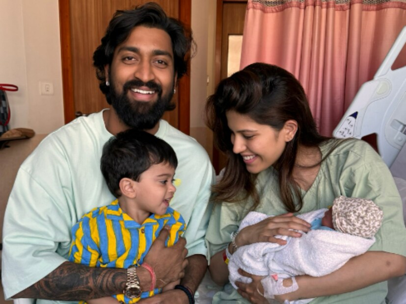 হার্দিক পান্ডিয়ার দাদা ক্রুণাল পাণ্ডিয়া দ্বিতীয়বারের জন্য বাবা হয়েছেন। সোশ্যাল মিডিয়ায় ছবি পোস্ট করে জানিয়েছেন ক্রুণাল। পরিবার সহ ছবি দিয়েছেন তিনি। (Photo Courtesy- Krunal Pandya X)