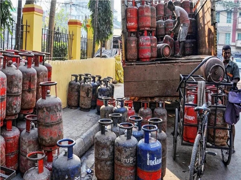 এর আগে মার্চ মাসে সিলিন্ডার প্রতি ২৫.৫০ টাকা বেড়েছিল  সিলিন্ডারের দাম। একই সময়ে, ফেব্রুয়ারিতে ১৪ টাকা এবং জানুয়ারিতে ১.৫০ টাকা দাম  বেড়েছিল। এবার দেখে নিন  বাণিজ্যিক গ্যাস সিলিন্ডারের দাম কম হয়ে কোথায় কত  হল। Photo- Representative