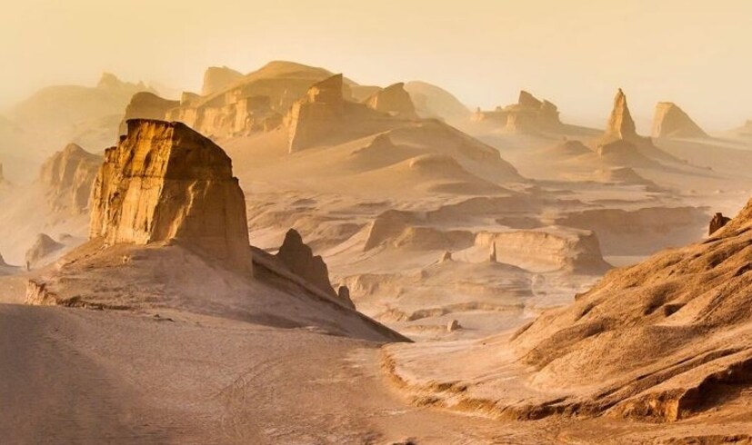 লুট মরুভূমি, ইরান (Lut Desert, Iran): বিশাল মরুভূমি সর্বকালের উষ্ণ তাপমাত্রার রেকর্ড রয়েছে। এর ডাকনাম ‘দশত-ই-লুট’। 