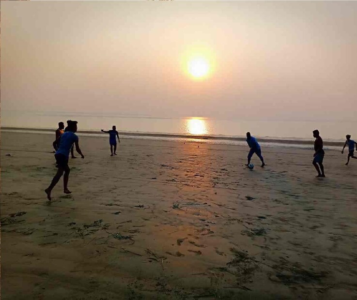 সাগরদ্বীপের পূর্ব দিকে এই ছোট্টো দ্বীপ। নাম মৌসুনি। চাইলে গাড়ি চালিয়ে যেতে পারেন। না হলে ট্রেনেও যাওয়া যায়। 