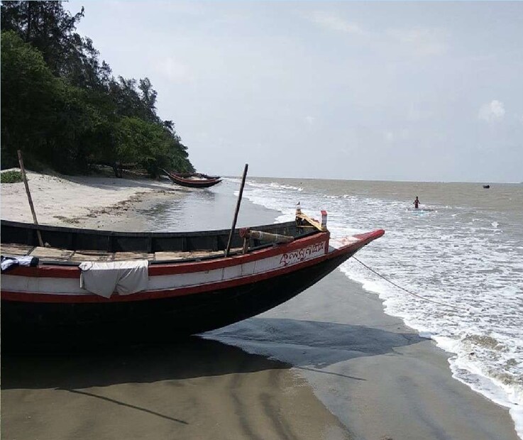 মৌসুনি দ্বীপের কাছে জম্বু দ্বীপ। সেখানে ঘুরতে গেলে অবশ্য আলাদা করে অনুমতি নিতে হয়। সেখানে থাকার ব্যবস্থা নেই। ঝড়ে বেশ ক্ষতি হয়েছিল মৌসুনি দ্বীপের। তবে এখন আবার অনেকটাই আগের রূপে ফিরে এসেছে মৌসুনি।
