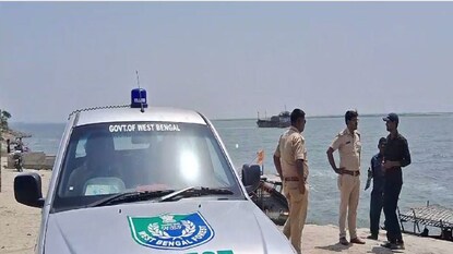 খবর পেয়ে ঘটনাস্থলে পৌঁছয় পুলিশ ও বন দফতরের দল৷
খবর পেয়ে ঘটনাস্থলে পৌঁছয় পুলিশ ও বন দফতরের দল৷