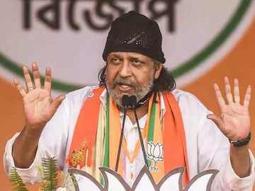 মিঠুন চক্রবর্তীকে মাঠে নামিয়ে শেষ বেলার প্রচারে ঝড় তুলতে চাইছে গেরুয়া শিবির (File Photo)