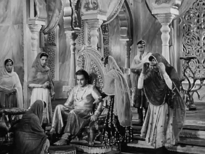 এভাবেই উস্তাদ বড়ে গুলাম আলি খান মুঘল-ই-আজম-এ মাত্র দু’টি গান গেয়ে সেই সময়ে ৫০,০০০ টাকা পারিশ্রমিক পেয়েছিলেন। আজকের দিনে যা ৫০ লাখ টাকারও বেশি। এমনকি আজকের প্রথম সারির শিল্পী যেমন সুনিধি চৌহান এবং অরিজিৎ সিংও গানপ্রতি এত বেশি চার্জ করতে পারেন না।